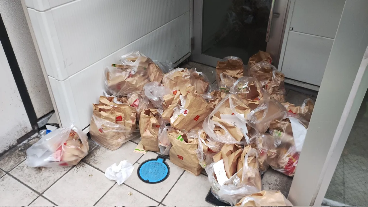 大量餐点遭弃置。翻摄自X