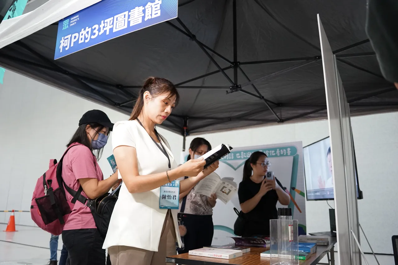 民众党将柯文哲在看守所看过的14本书籍,设计一个3坪大空间的图书馆。邱筠媜摄