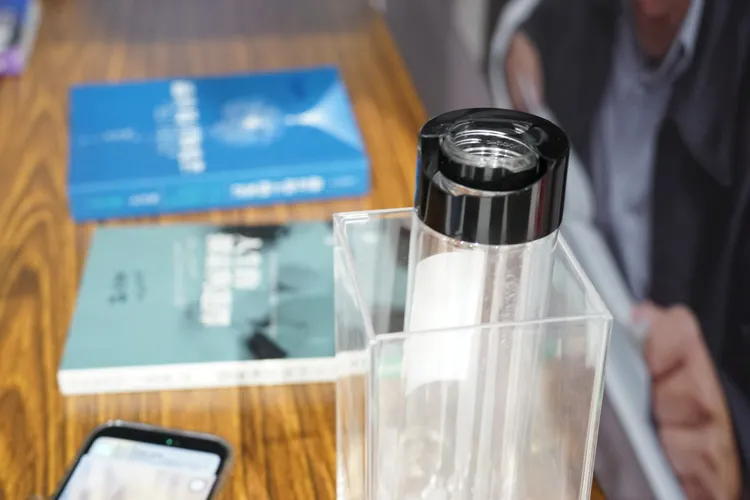 柯文哲7日開庭飆罵檢察官時摔破的透明水瓶。邱筠媜攝