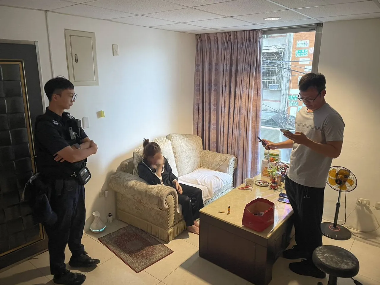 桃园警方网巡查获色情应召,昨攻坚逮人。翻摄画面