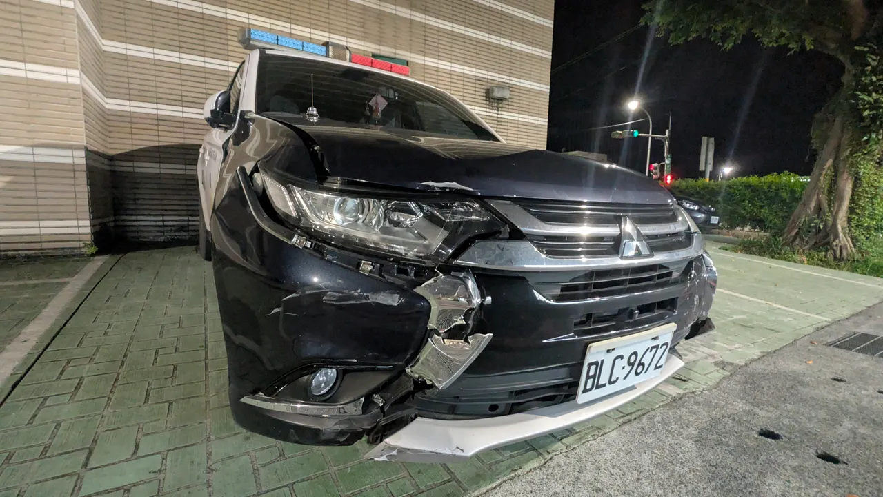 警车在围捕过程中受损。警方提供