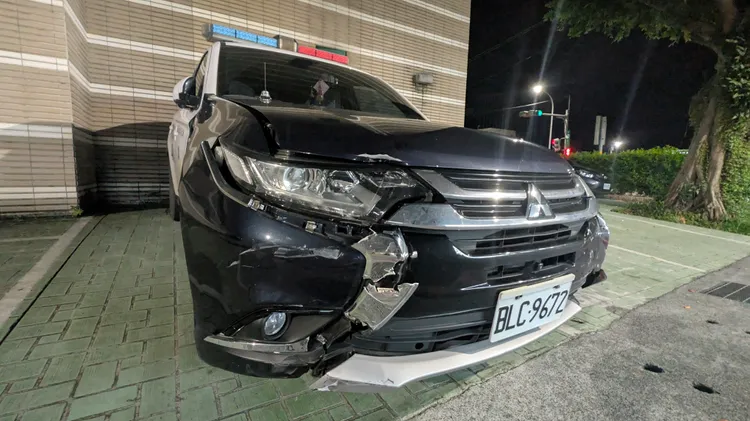 警車在圍捕過程中受損。警方提供