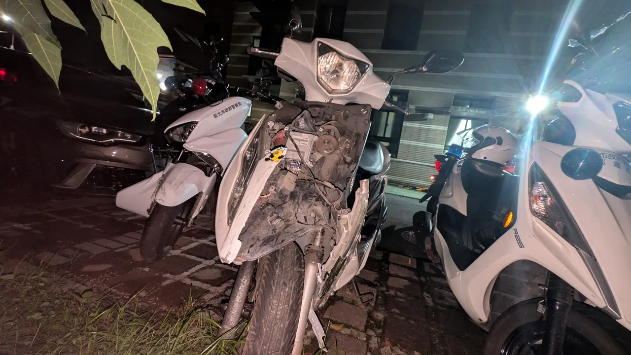 警车在围捕过程中受损。警方提供