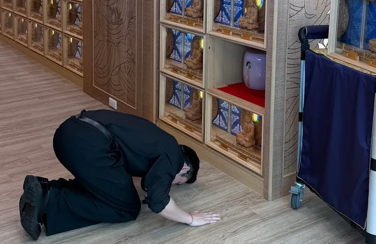 陳奕阿嬤的後事已經圓滿。翻攝自陳奕IG