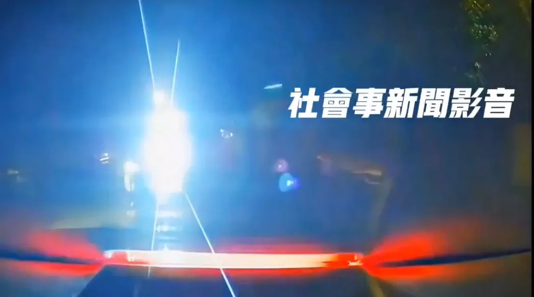 小黃運將用手電筒強光照射反擊,讓鹿男開車視線受阻。翻攝自社會事新聞影音
