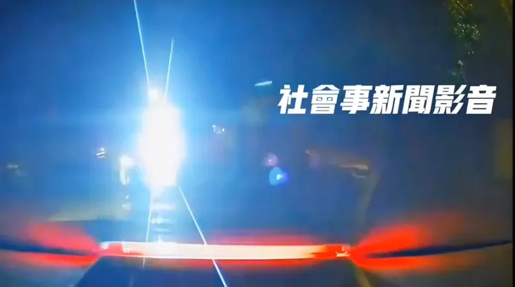 小黃運將用手電筒強光照射反擊，讓鹿男開車視線受阻。翻攝自社會事新聞影音