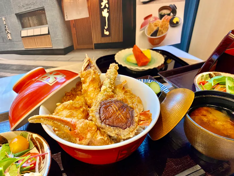 和食座位區天丼套餐。莊偉祺攝