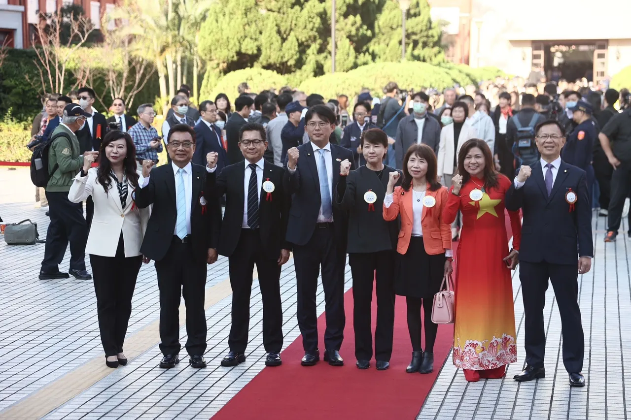 2024年民众党8席不分区立委由林忆君(左起)、林国成、吴春城、黄国昌、黄珊珊、陈昭姿、麦玉珍、张启楷当选。彭欣伟摄