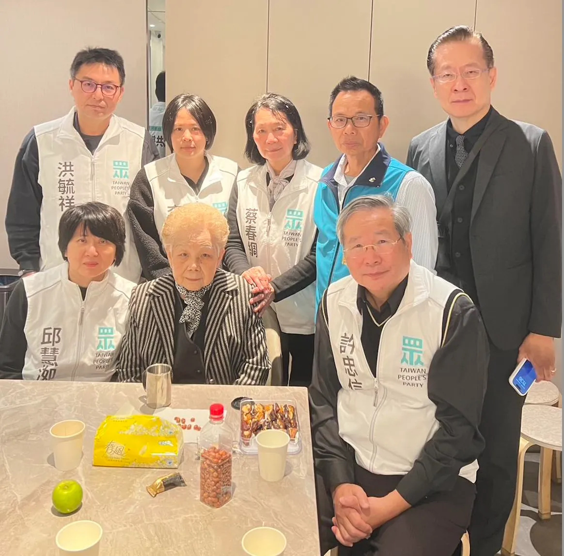 民众党候任立委洪毓祥、李贞秀、蔡春绸、陈清龙、王安祥、邱慧洳、许忠信。翻摄自蔡春绸脸书
