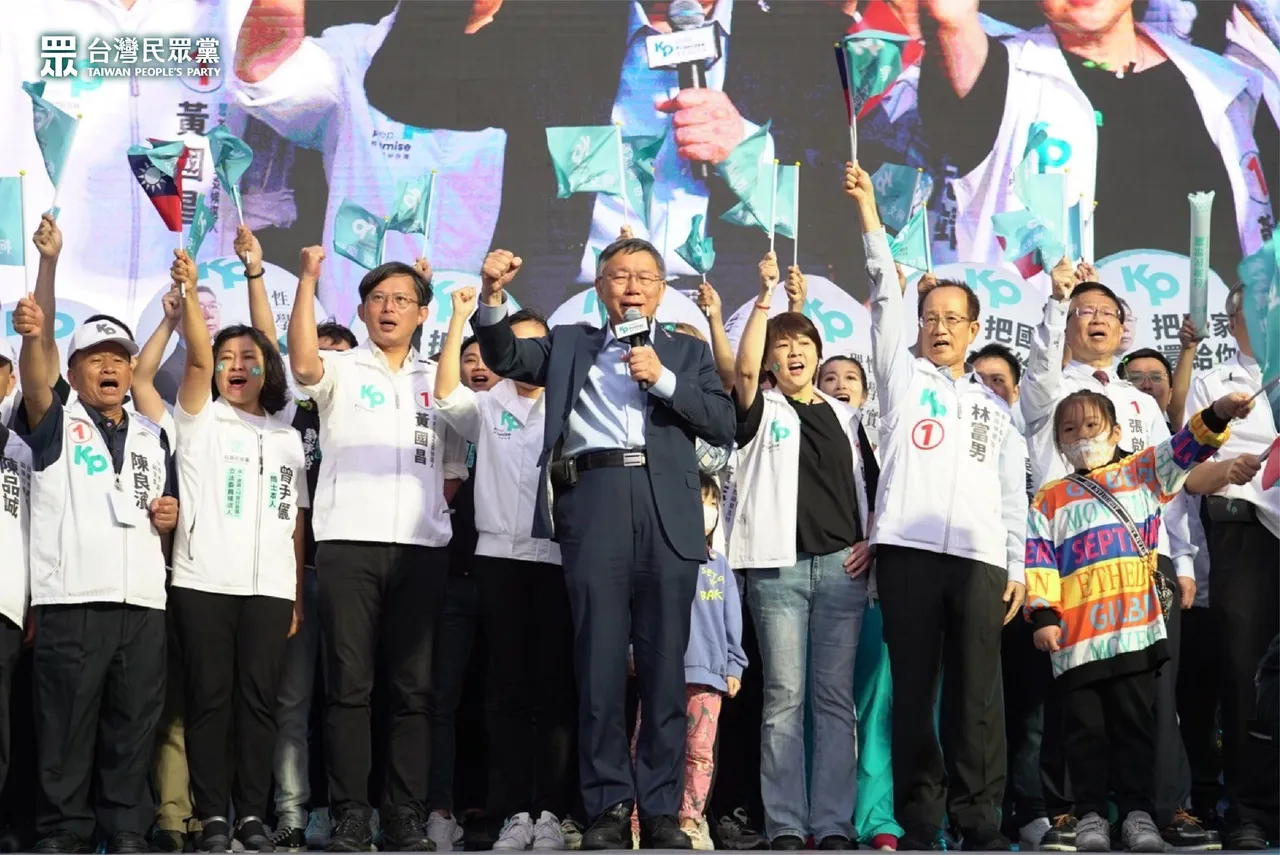 若废除2年条款,恐影响民众党前主席柯文哲的政治诚信。图为2024总统大选造势,翻摄自民众党脸书