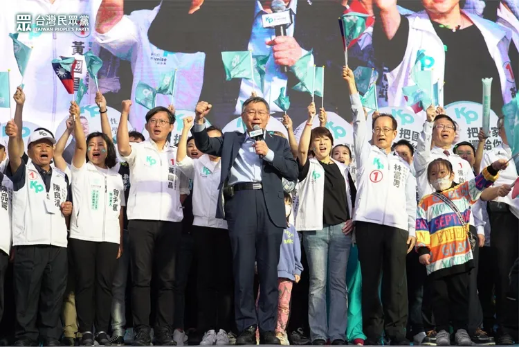 若廢除2年條款，恐影響民眾黨前主席柯文哲的政治誠信。圖為2024總統大選造勢，翻攝自民眾黨臉書