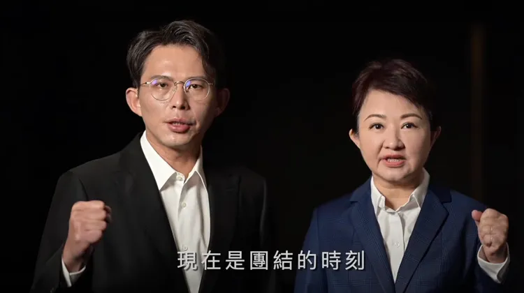 民眾黨主席黃國昌、台中市長盧秀燕合體宣傳反罷免。翻攝自羅廷瑋YT