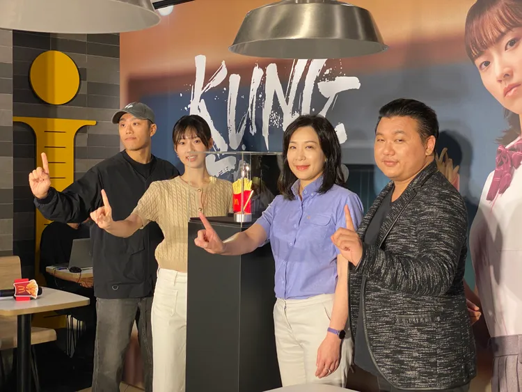 麥當勞整合行銷群助理副總裁林佳縈（右起2）出席新形象影片《功夫薯條》發布會。莊偉祺攝