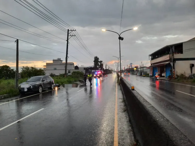 騎士滑倒慘遭大客車右後輪輾過頭部致死。翻攝畫面