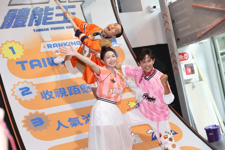 曾智希（中）與今天與浩角翔起出席《台灣體能王 叫我第一名》首播記者會。彭欣偉攝