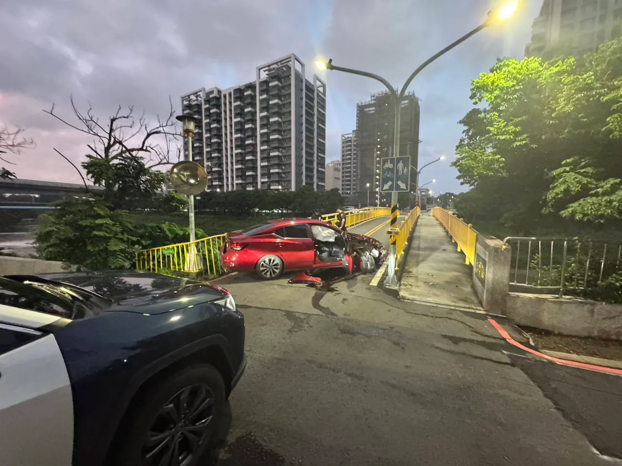 洪男行驶到惠丰桥时,没注意仅供机车通行,一头撞上整排反光杆。民众提供