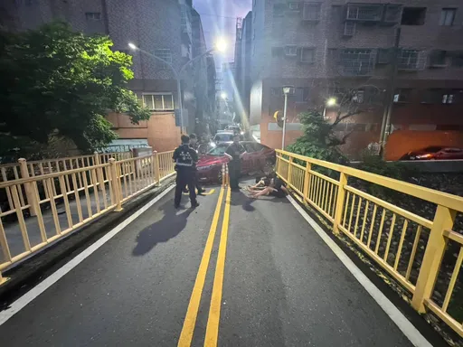 高雄男「這原因」見警攔查狂逃 糗!硬闖機車通行橋撞爛車頭被逮
