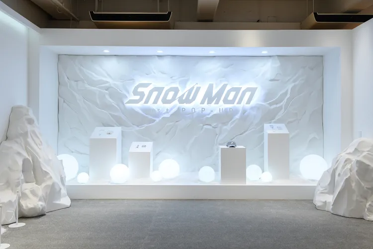 Snow Man快閃店以純白建築外觀搭配巨型雪人打造。大鴻藝術提供
