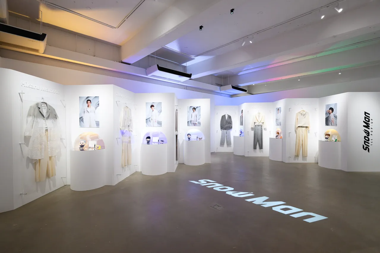 Snow Man快闪店展出他们穿过的表演服装。大鸿艺术提供