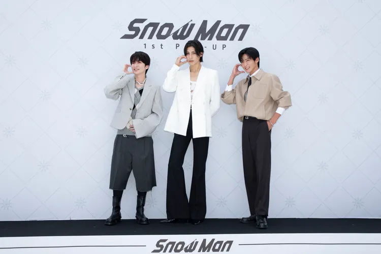 深澤辰哉（左起）、Raul、目黑蓮配合比出臉頰愛心。大鴻藝術提供