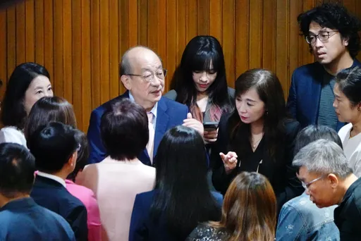 民进党团爆请辞潮!柯建铭:总召任期一年 将慰留吴思瑶、陈培瑜