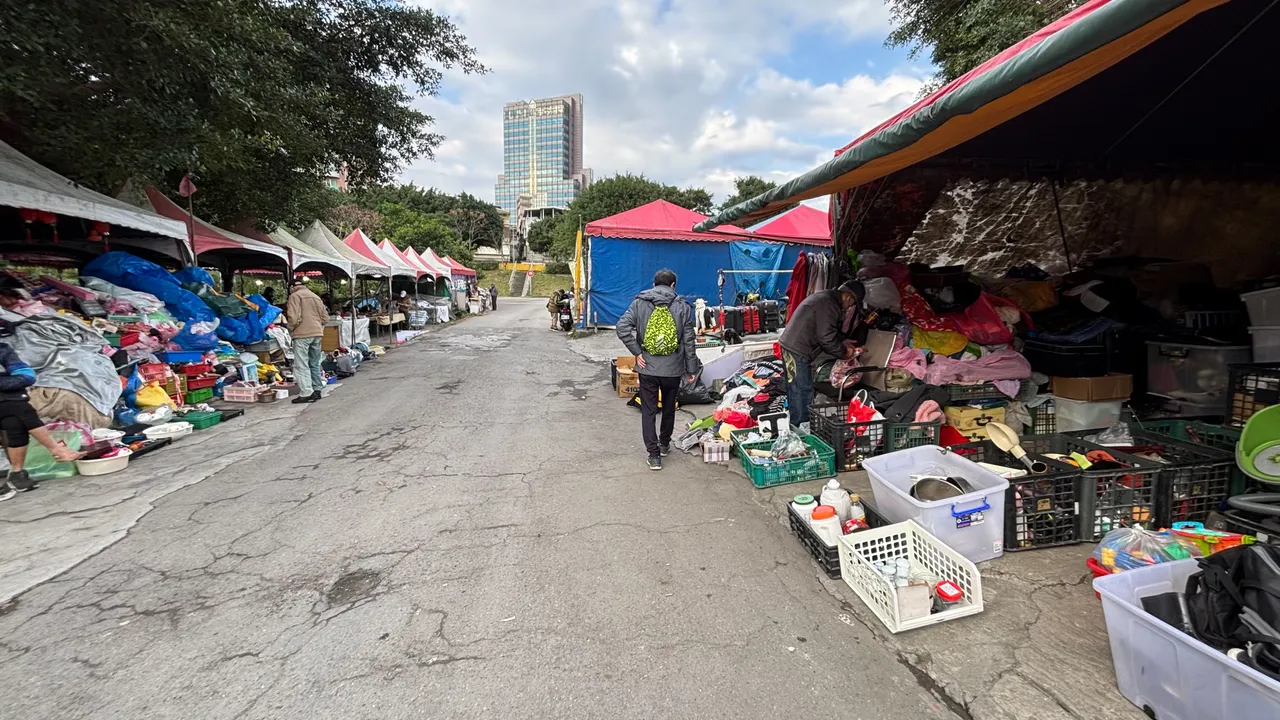 市集内道路两旁被垃圾攻占,臭气薰天且环境脏乱令当地摊商自治会也很头痛。民众提供