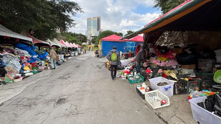 市集內道路兩旁被垃圾攻佔，臭氣薰天且環境髒亂令當地攤商自治會也很頭痛。民眾提供