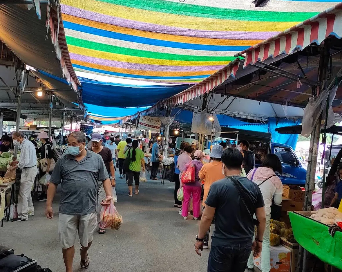 福和桥下跳蚤市场有600多摊为全国最大跳蚤市场,从吃穿到用应有尽有,可说是市井小民的生活舞台,但近来却被违规棚架攻陷,笼罩臭味。翻摄自google map