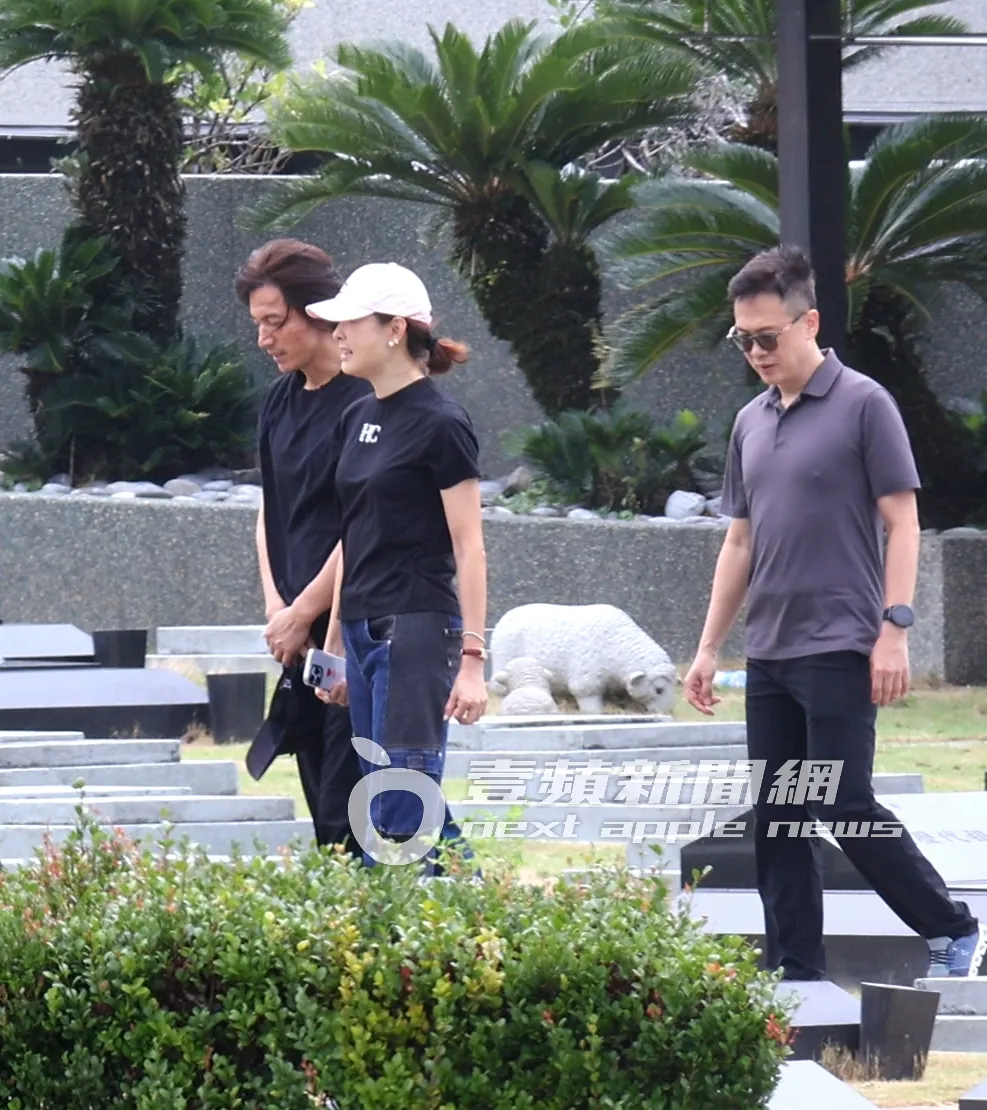 言承旭(左)及贾永婕夫妇准备离开大S墓园。特勤中心摄