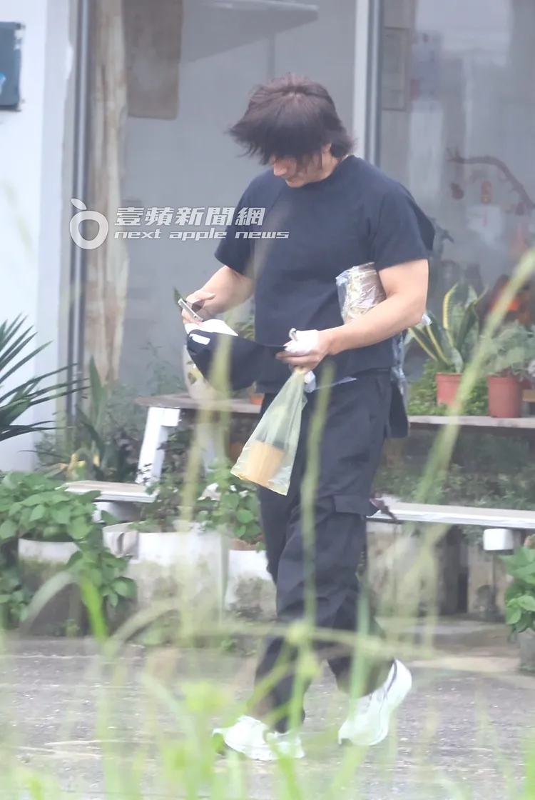 言承旭面對中度颱風楊柳撲台，頭髮被大風颳的十分凌亂。特勤中心攝