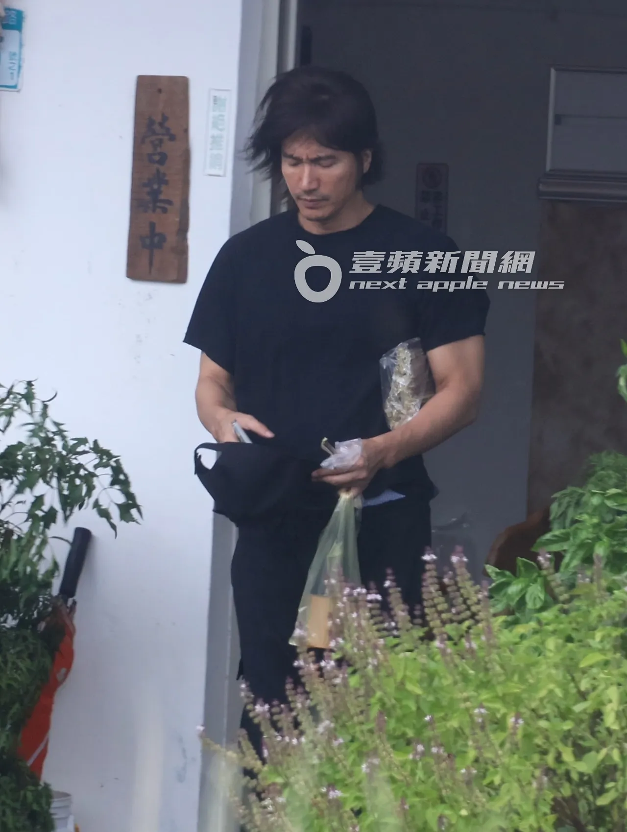 言承旭拿著外带的面线及饮品准备上车离开。特勤中心摄