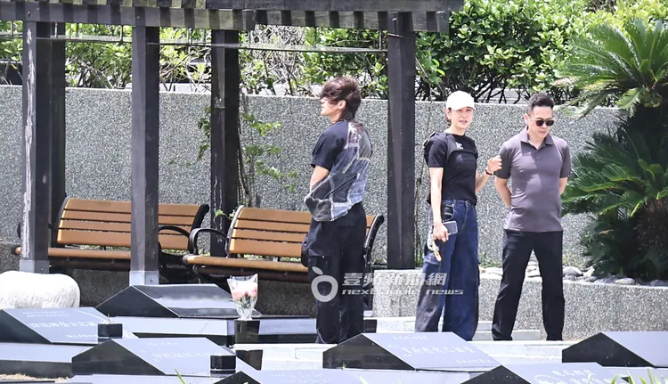 言承旭（左）流下男兒淚望向遠方，心情看似不捨，賈永婕夫婦在一旁陪伴。特勤中心攝