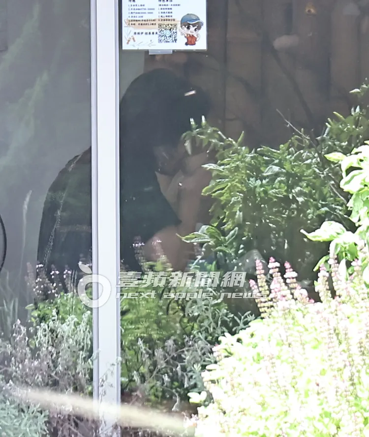 言承旭不時喝著手上飲品。特勤中心攝