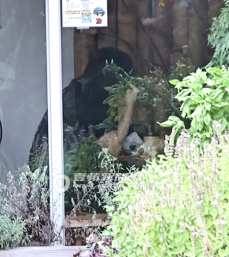 用餐期間，言承旭難掩傷心情緒拿起衛生紙拭淚。特勤中心攝