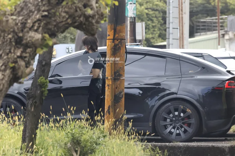 言承旭吃完素食餐，外帶麵線和飲料坐上停在門口的特斯拉。特勤中心攝