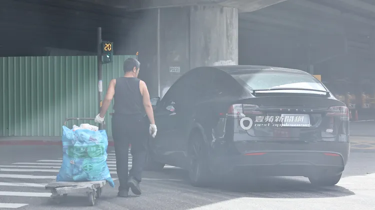 言承旭駕車左轉時未禮讓走在斑馬線上的行人。特勤中心攝