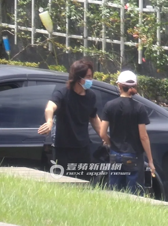 言承旭（左）戴著口罩下車，與賈永婕打招呼後，準備前往墓園。特勤中心攝