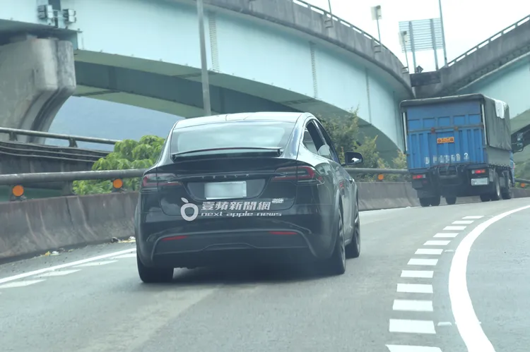 言承旭一路降車窗透透氣，但有人車經過就會升起。特勤中心攝