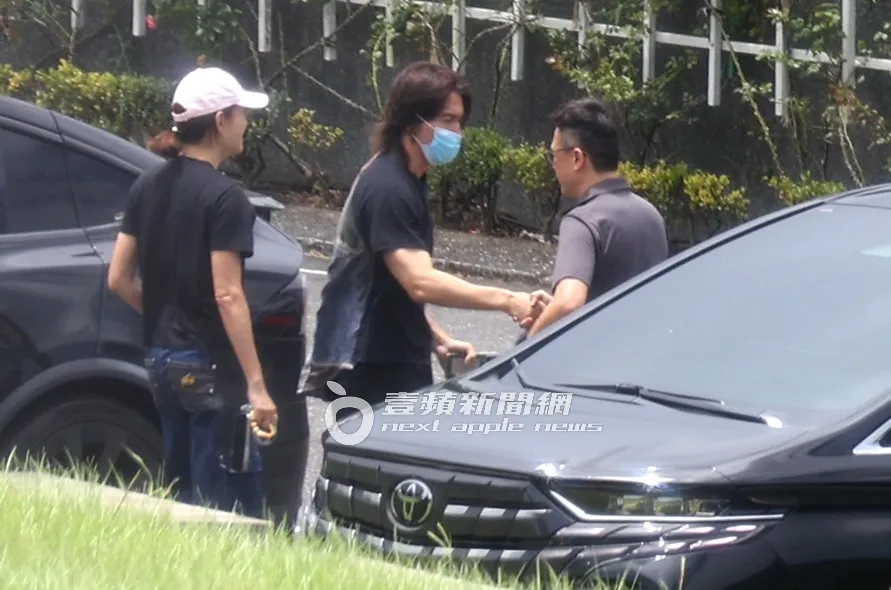 言承旭(中)与贾永婕老公王兆杰握手互动。特勤中心摄