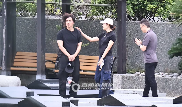 賈永婕（中）拍拍言承旭肩膀以示安慰，老公王兆杰雙手合十祭拜。特勤中心攝