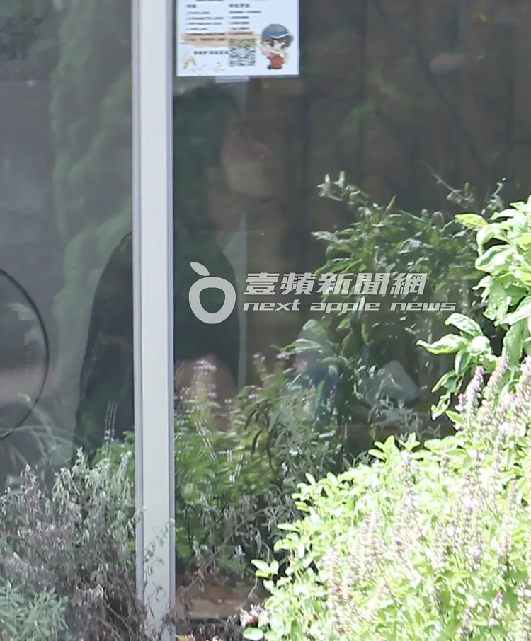 言承旭到金山一間素食餐廳用餐，抬頭看著菜單。特勤中心攝