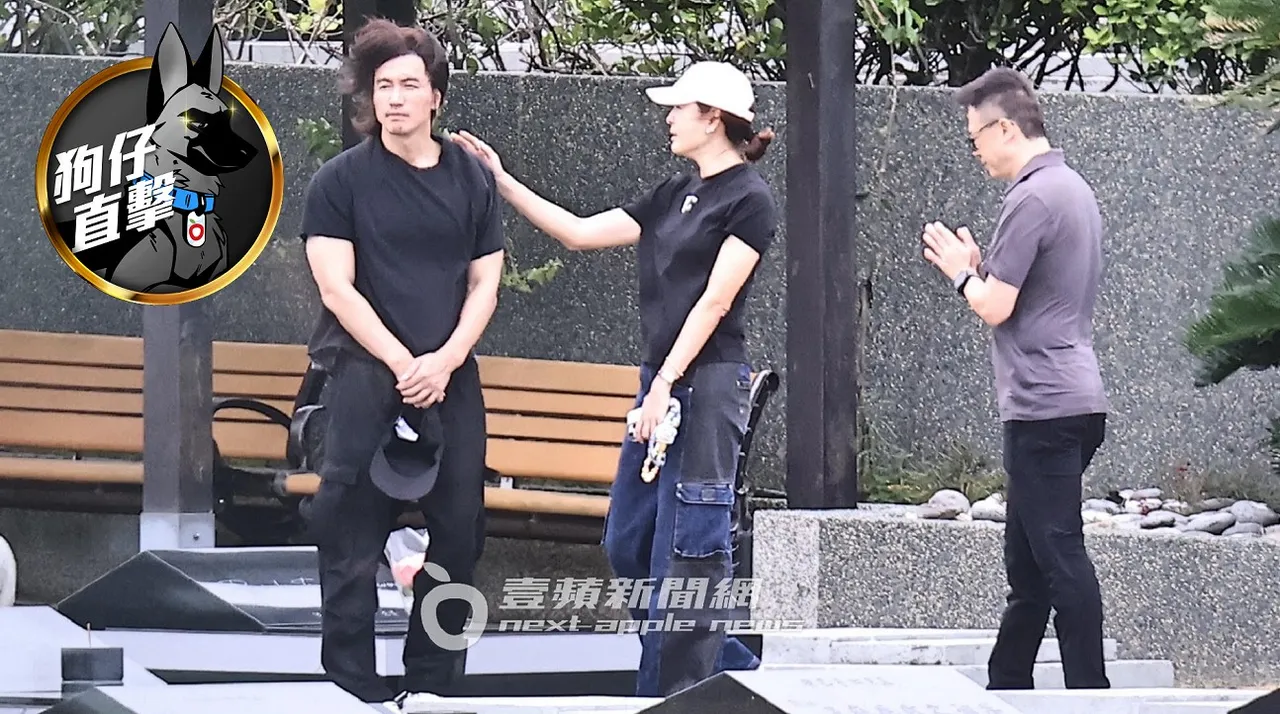 言承旭(左)与贾永婕夫妇来到大S金宝山墓园悼念。特勤中心摄