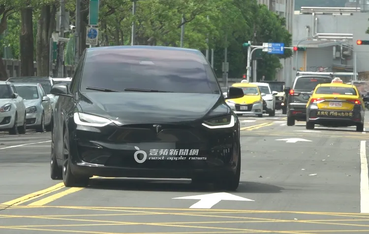 言承旭開車未打方向燈，跨越雙黃線違規轉彎。特勤中心攝