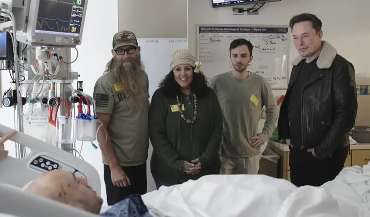 去年1月手術後，馬斯克（右一）來探視阿爾鮑（躺床上）。翻攝youtube/Barrowneurologicalinstitute