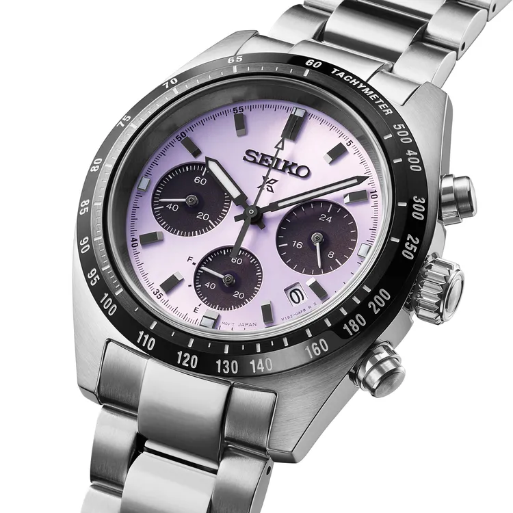 獨特的「江戶紫」面盤在不同角度皆可折射出層次分明的光影變化。品牌提供