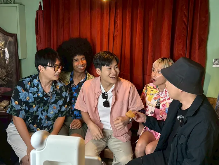 李岳邀請台語最潮樂團—歐巴尚青參與直播，巧遇網紅Joeman（中）。李岳提供