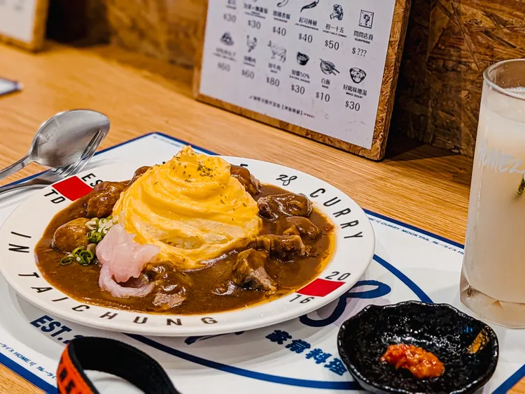 外送平台數據顯示，台中高評價咖哩名店已形成「咖哩三冠王」局勢，由 HOME28 咖哩（台中樹孝店）、丸勝咖哩、小次男咖哩所（成功總店）分佔市場。foodpanda提供