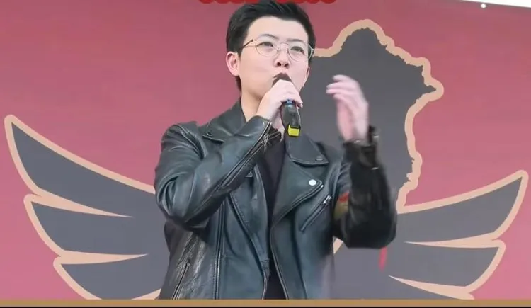 苗博雅站納粹鷹前宣講，羅智強要他出來交代。翻攝羅智強臉書