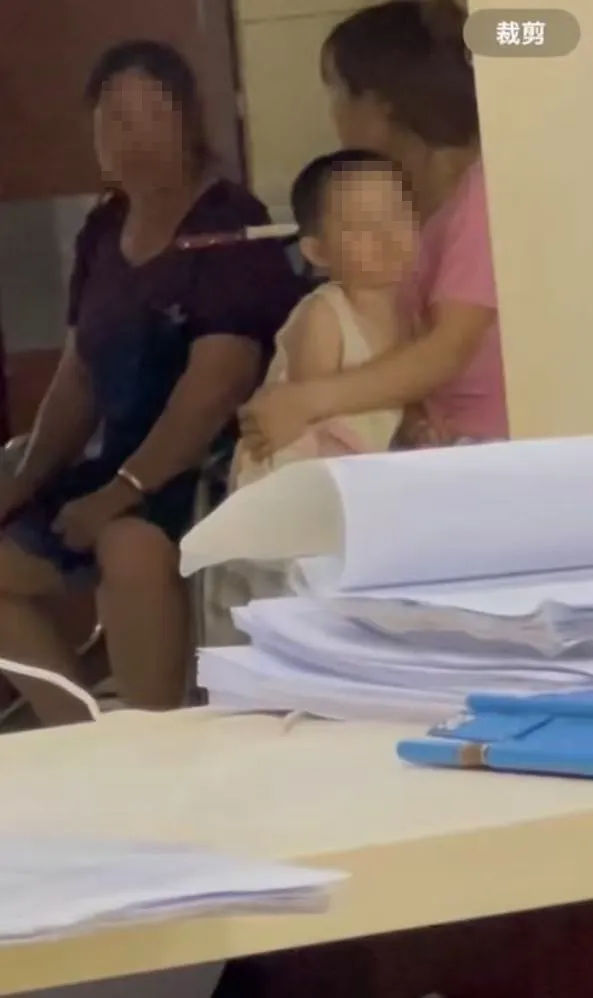 母親抱著女童聊天。翻攝自微博