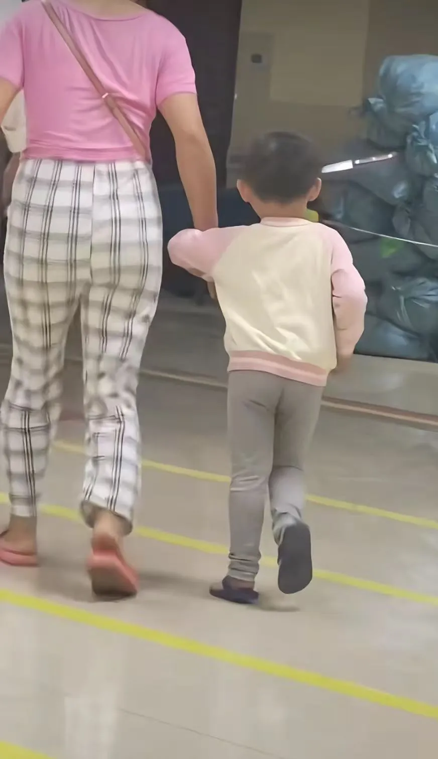 母女让在场民众看傻了眼。翻摄自微博